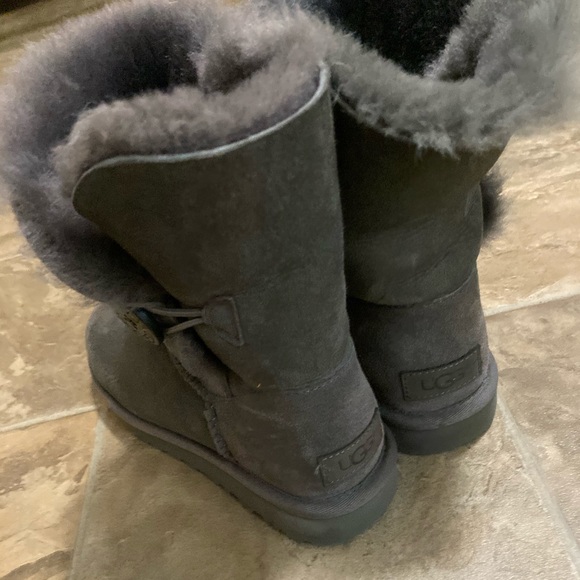 Women Uggs - Picture 3 of 3